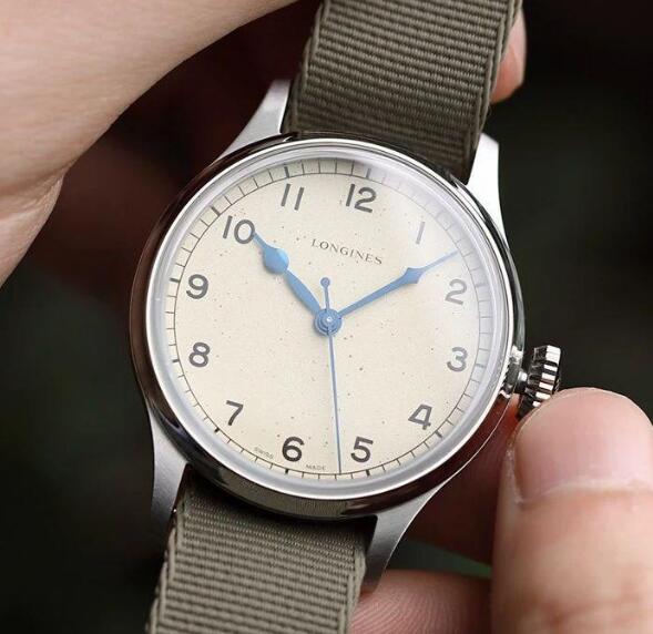 The blue hands are striking and eye-catching on the vintage dial.