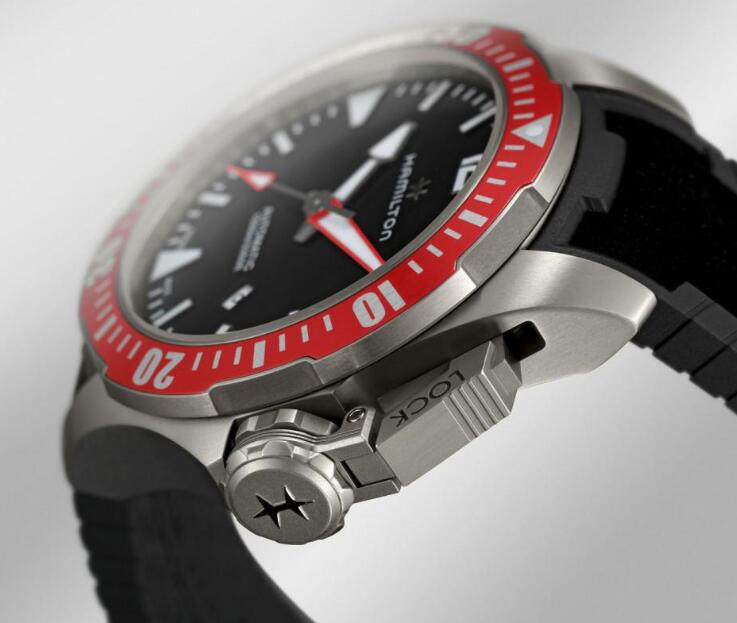 The red elements on the dial make the model very dynamic.