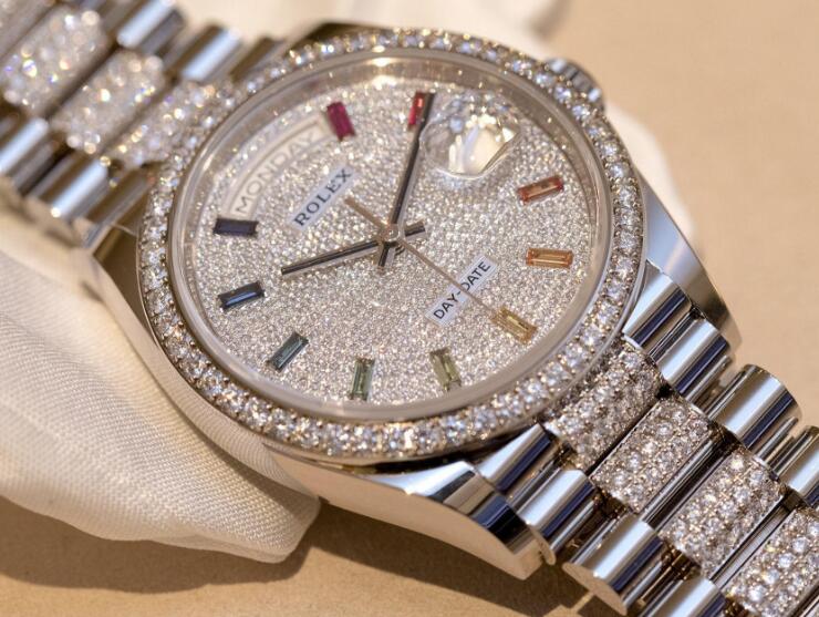 The diamonds paved on the dial and bezel present the brand's high level of craftsmanship.