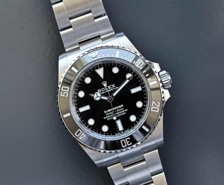 The new copy Rolex Submariner provides power reserve of 70 hours.