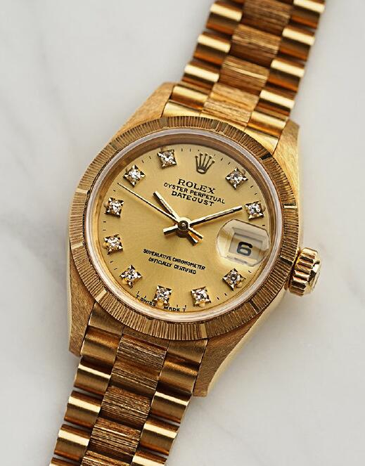 Delicate replica watches sale are created in 18k gold.